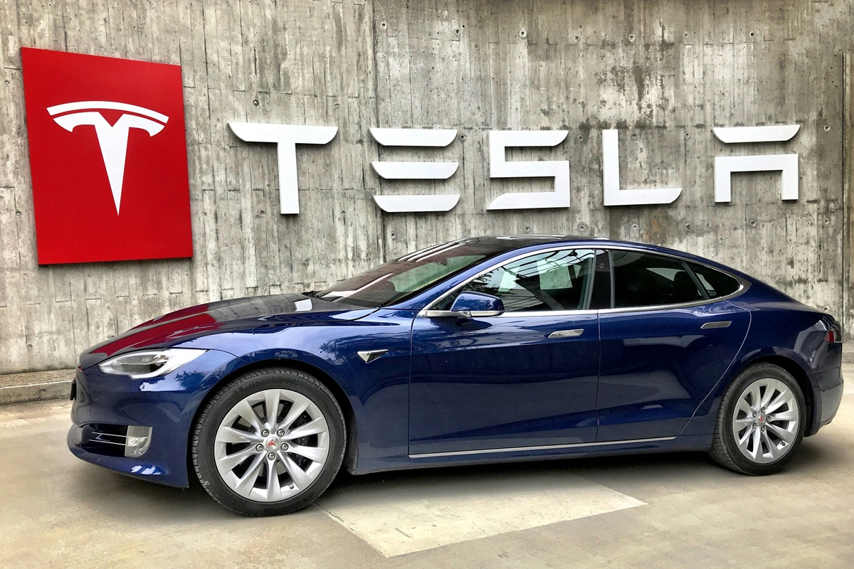 Новини бізнесу - Акції Tesla падають на тлі суперечки Маска з Трампом