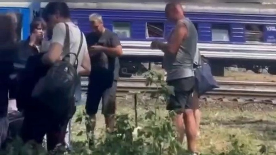Новини України - Укралізниця повідомила про збій в русі потягів через удар рашистів