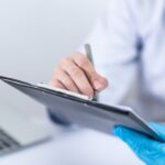 Технології - Часте використання ШІ знижує уважність лікарів - дослідження