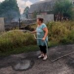 Новини України - Поліціянти показали евакуацію з палаючої Ярової