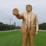 Новини світу - У Вашингтоні встановили "золоту" статую Трампа