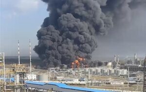 Без категорії - Перетворення з бензоколонки на каністру: Україна доб’є російські НПЗ