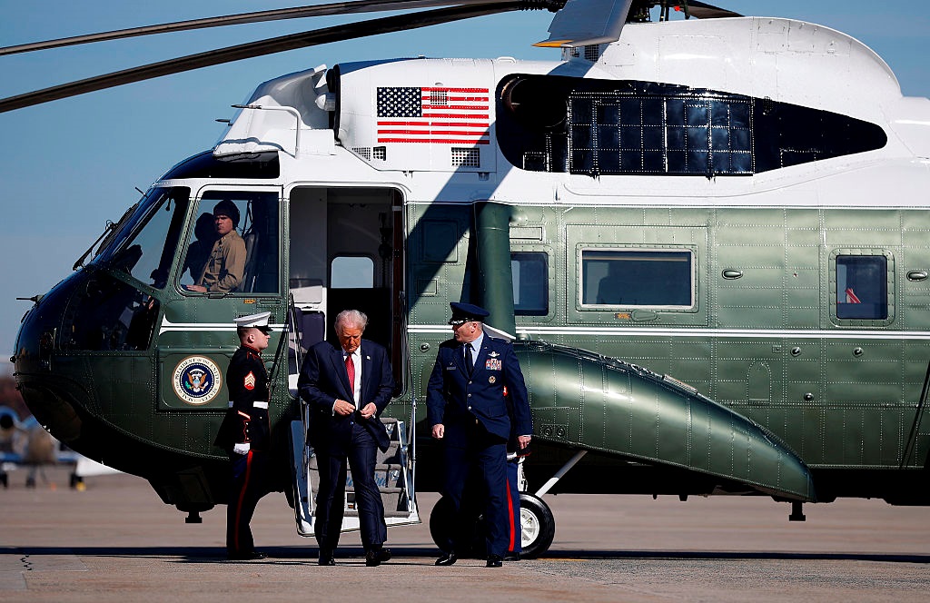 Новини світу - На авіабазу, де розташований літак Трампа, прибув підозрілий пакет