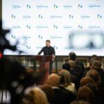 Спілкування Володимира Зеленського з медіа: дипломатія і фронт