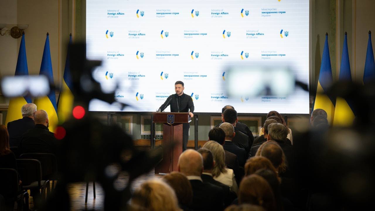 Спілкування Володимира Зеленського з медіа: дипломатія і фронт