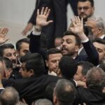 Новини світу - У турецькому парламенті депутати влаштували бійку