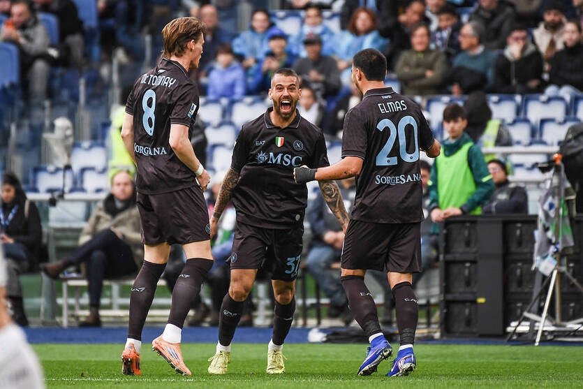 Новини спорту - Емоційні італійці заробили три вилучення в матчі Наполі-Лаціо