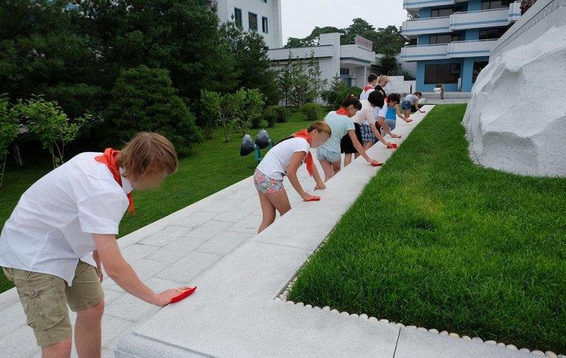 Новини світу - Росія відправляє дітей з окупованих територій в літній табір в КНДР - ЗМІ
